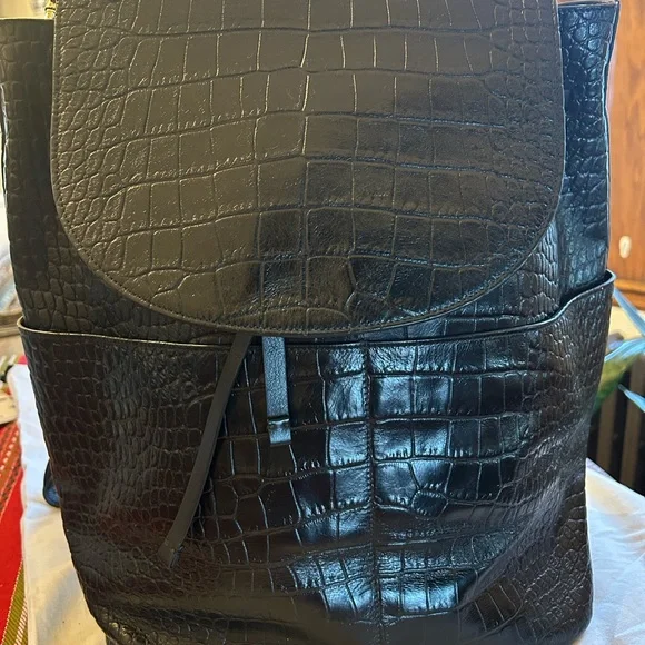 Cuyana Black Croc-Embossed Shoulder Bag - Picture 3 of 7